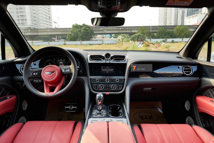 Tổng thể nội thất của chiếc Bentley Bentayga First Edition 2021 nhập tư.
