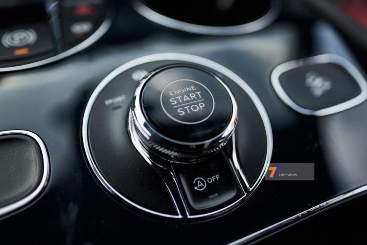 Nút bấm khởi động của Bentley Bentayga 2021 được đặt dưới khu vực cần số, xung quanh là các nút điều chỉnh chế độ, hỗ trợ đổ đèo, tắt/bật cân bằng điện tử.