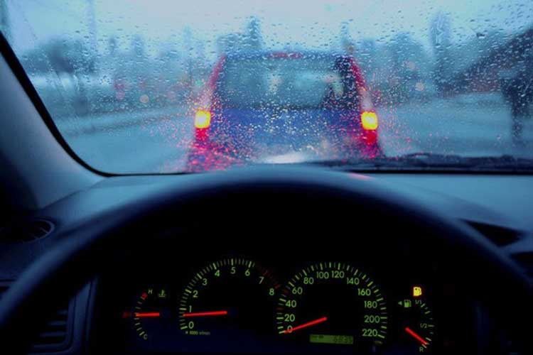 Trong quá trình lái xe nếu gặp phải trời mưa