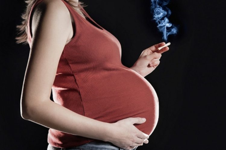 Các nghiên cứu cho thấy, khói thuốc lá cũng góp phần đẩy tỷ lệ sinh non